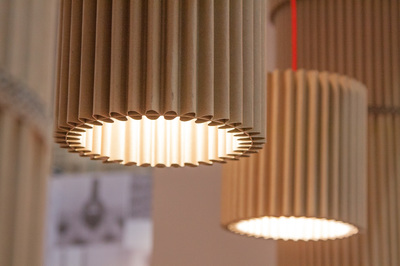 lampade realizzate in carta kraft ondulata